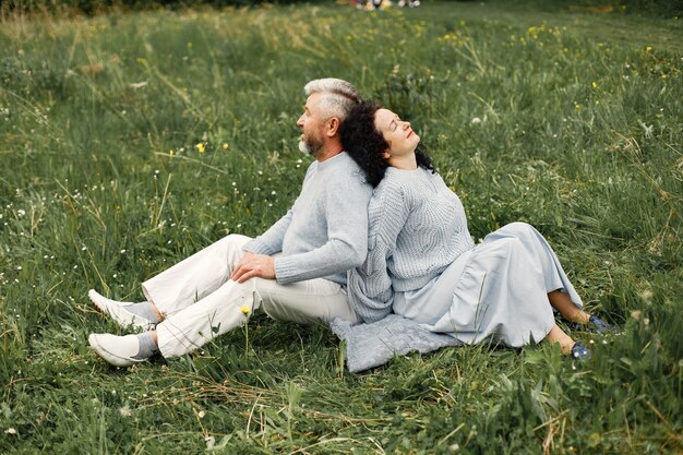 Nahaufnahme eines romantischen Paares, das in einem Herbstpark sitzt