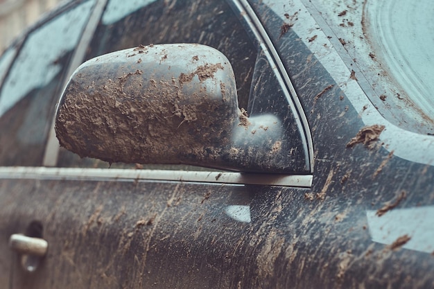 Nahaufnahme eines schmutzigen Autos nach einer Fahrt durch die Landschaft