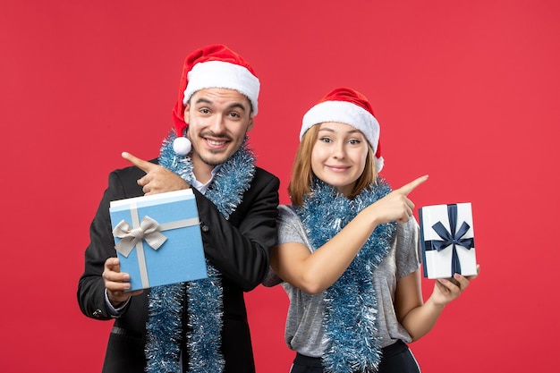 Nahaufnahme eines schönen jungen Paares, das isoliert Weihnachtsmützen trägt