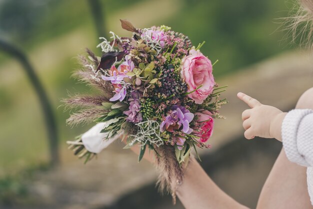 Nahaufnahme eines schönen kleinen Blumenstraußes