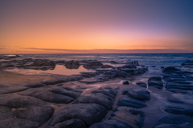 Nahaufnahme eines schönen Sonnenuntergangs über der Seeküste Queensland, Australien