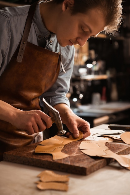 Nahaufnahme eines Schuhmachers, der mit Leder arbeitet