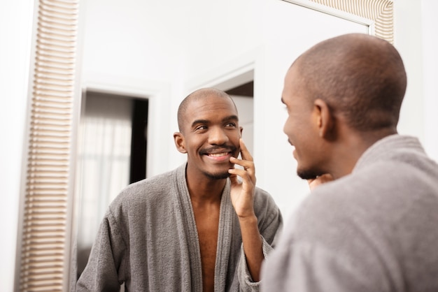 Kostenloses Foto nahaufnahme eines smiley-mannes, der in den spiegel schaut