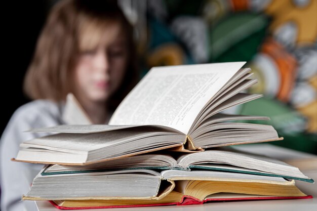 Nahaufnahme eines Stapels offener Bücher auf einem unscharfen Hintergrund