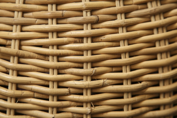 Kostenlose Foto nahaufnahme eines strohgedeckten korbs unter dem sonnenlicht - cool für hintergründe