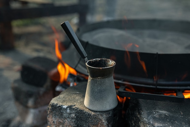 Nahaufnahme eines Türken mit Kaffee auf einem unscharfen Hintergrund.