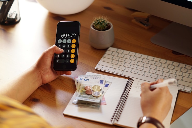Kostenlose Foto nahaufnahme eines unternehmers, der von zu hause aus an seinen persönlichen finanzen und ersparnissen arbeitet
