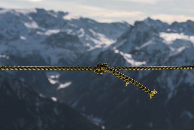 Kostenloses Foto nahaufnahme eines verdrehten seils vor den schneebedeckten bergen