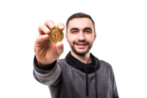 Nahaufnahme eines verrückten Mannes mit Bitcoins in seinen Augen, die Finger lokalisiert zeigen