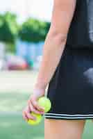 Kostenloses Foto nahaufnahme eines weiblichen spielers, der tennisbälle hält