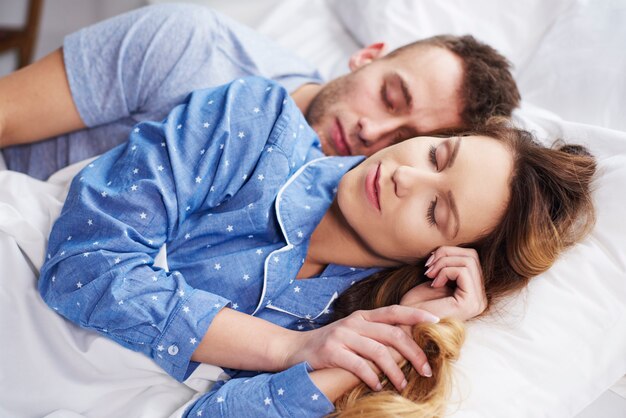 Nahaufnahme eines zusammen schlafenden Paares im Bett