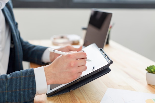 Nahaufnahme Einzelperson, die im Büro arbeitet