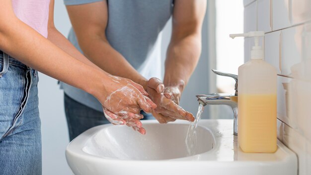 Nahaufnahme Eltern Hände zusammen waschen