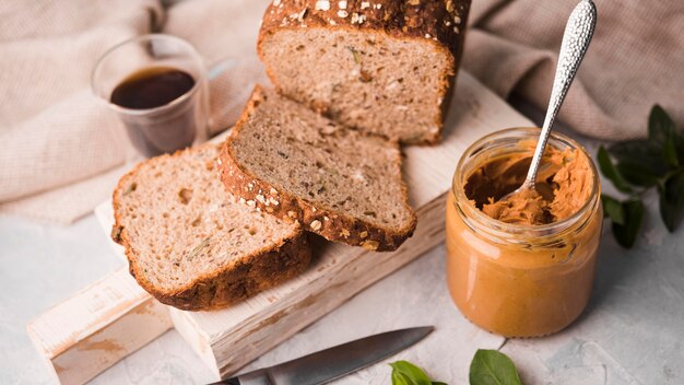 Nahaufnahme Erdnussbutter mit hausgemachtem Brot