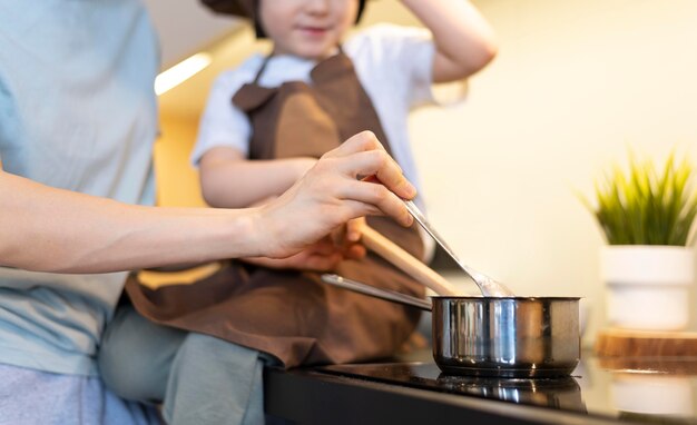 Nahaufnahme Erwachsener und Kind kochen