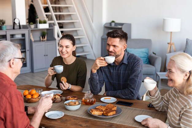 Nahaufnahme Familie, die zusammen sitzt