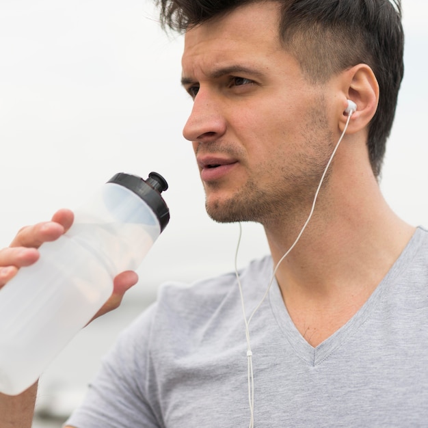 Nahaufnahme fit männliches Trinkwasser