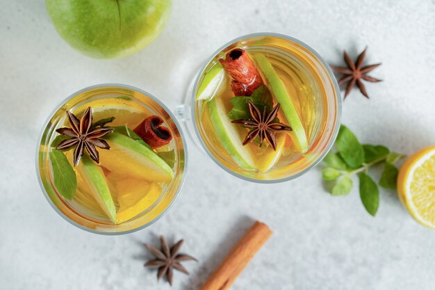 Nahaufnahme Foto. Blick von oben auf zwei Glas Apfelcocktail.