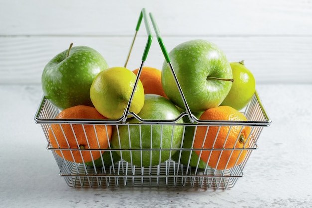 Nahaufnahme Foto Obstkorb auf grauer Oberfläche.