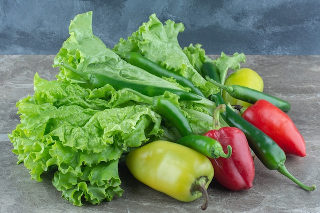 Nahaufnahme Foto von Bio-Gemüse. Salatblätter mit Paprika.