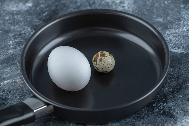 Nahaufnahme Foto von frischem Bio-Hühnerei mit Wachteleiern.