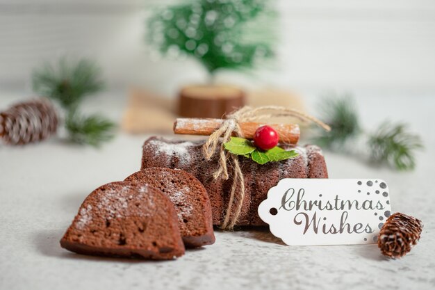 Nahaufnahme Foto von frischem hausgemachtem Roulette mit Weihnachtsschmuck.