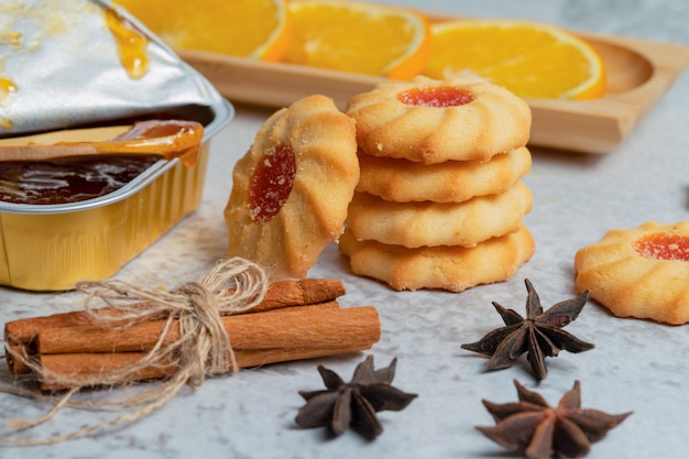 Nahaufnahme Foto von frischen hausgemachten Keksen mit Marmelade und Zimt.