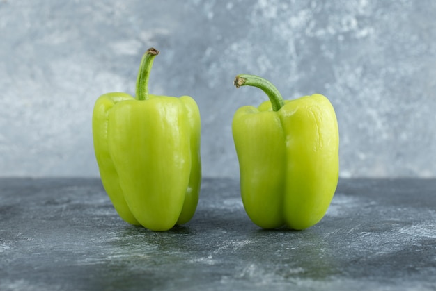 Nahaufnahme Foto von zwei frischen Bio-Paprikaschoten.