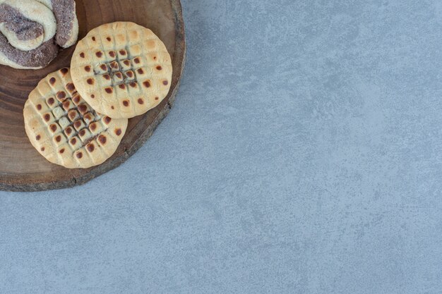 Nahaufnahme Foto zwei frische Kekse auf Holzbrett.