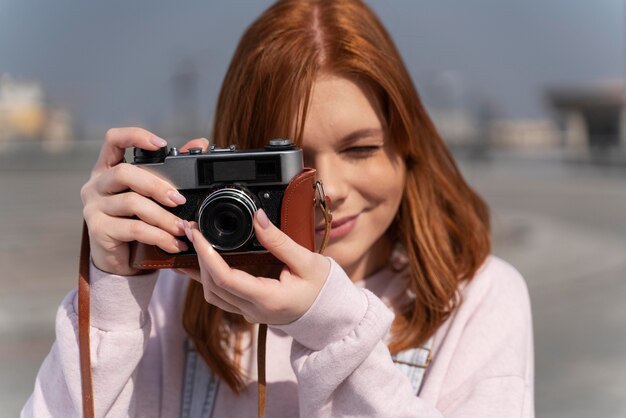 Nahaufnahme Frau, die Fotos macht