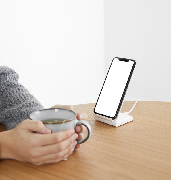 Nahaufnahme Frau mit Telefon