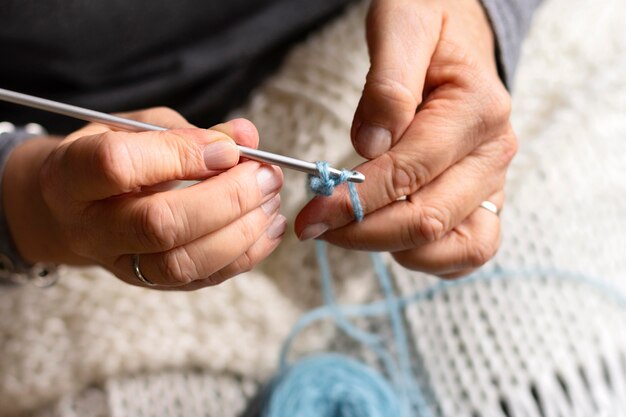 Nahaufnahme Frau stricken