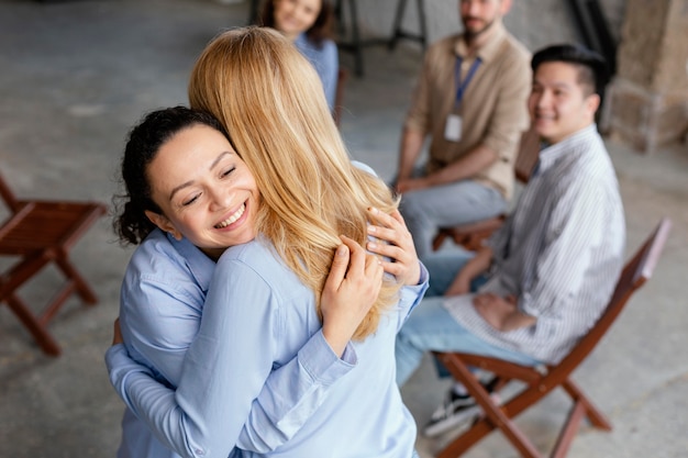 Nahaufnahme Frauen, die in der Therapie umarmen