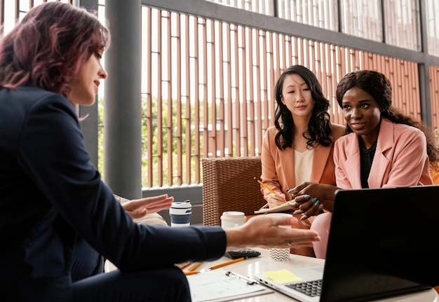 Nahaufnahme Frauen diskutieren Geschäft