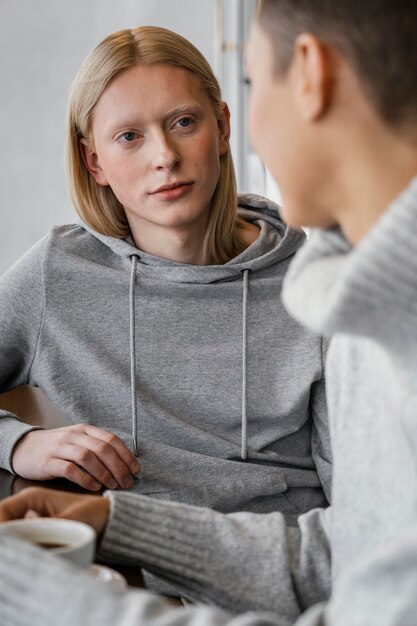 Nahaufnahme Frauen im Chat