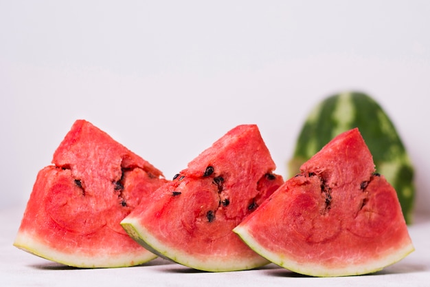 Nahaufnahme frische Wassermelonenscheiben auf dem Tisch