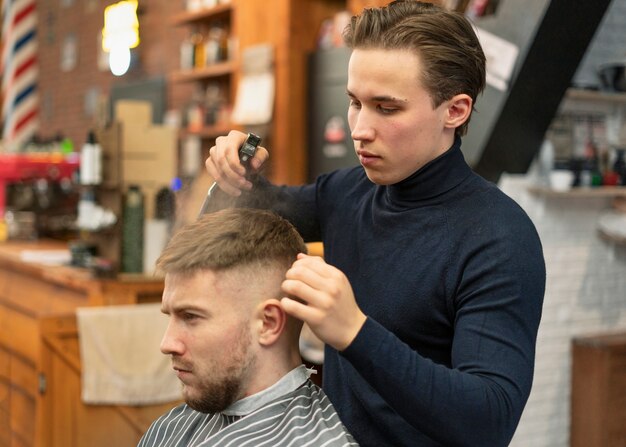 Nahaufnahme Friseur bei der Arbeit