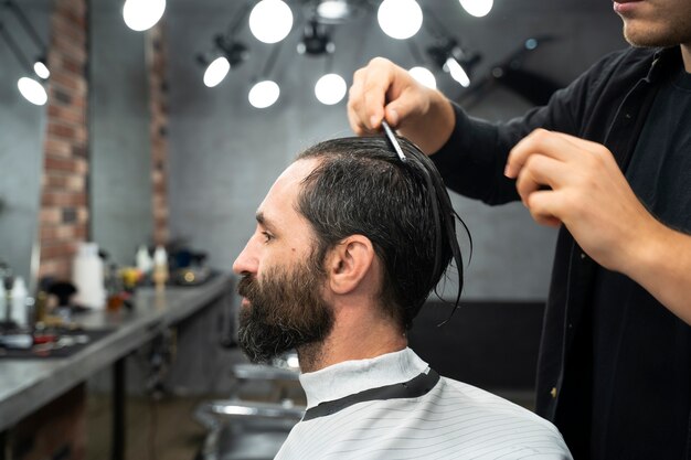 Nahaufnahme Friseur Haare kämmen