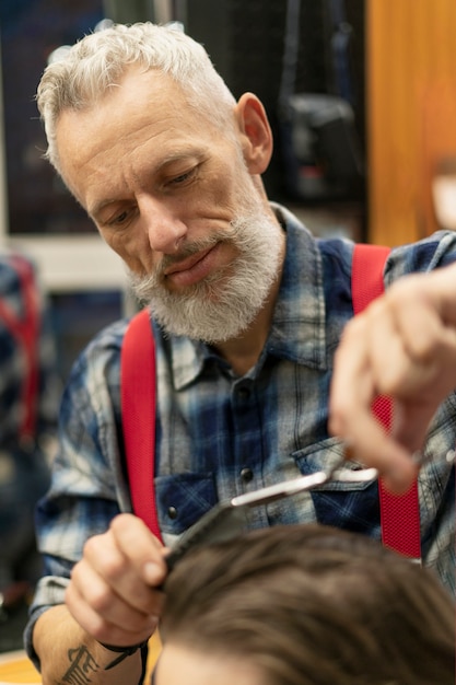 Kostenloses Foto nahaufnahme friseur macht haarschnitt