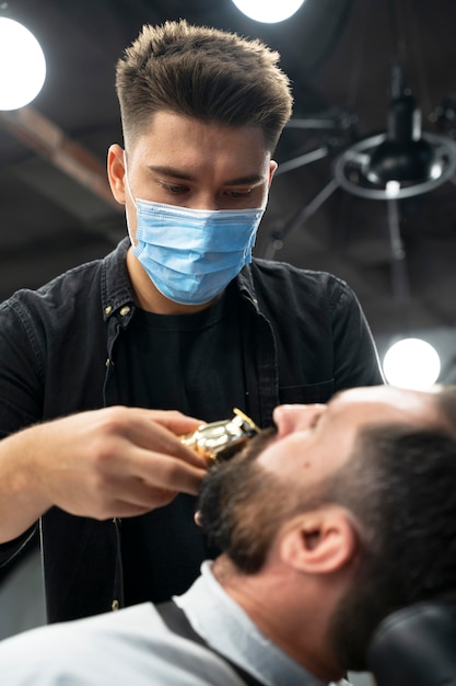 Nahaufnahme Friseur mit Gesichtsmaske