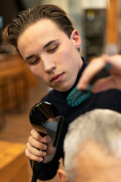 Nahaufnahme Friseur mit Haartrockner