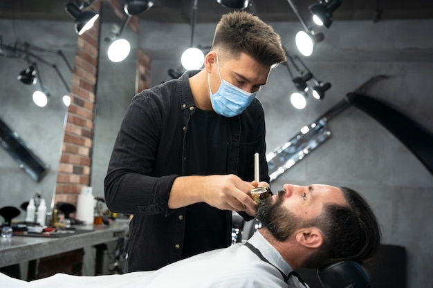 Nahaufnahme Friseur mit Maske