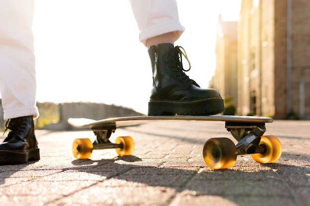 Kostenloses Foto nahaufnahme fuß auf skateboard