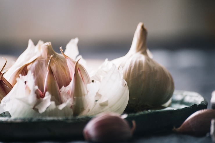 Kostenlose Foto nahaufnahme geschälter knoblauch