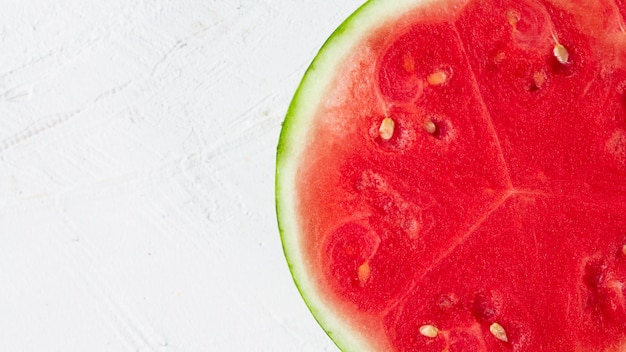 Kostenloses Foto nahaufnahme geschnittene wassermelone mit weißem hintergrund