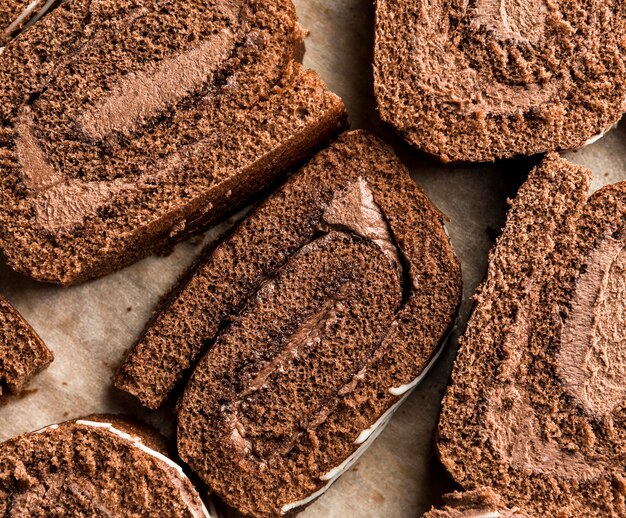 Nahaufnahme geschnittener Schokoladenbrötchenkuchen