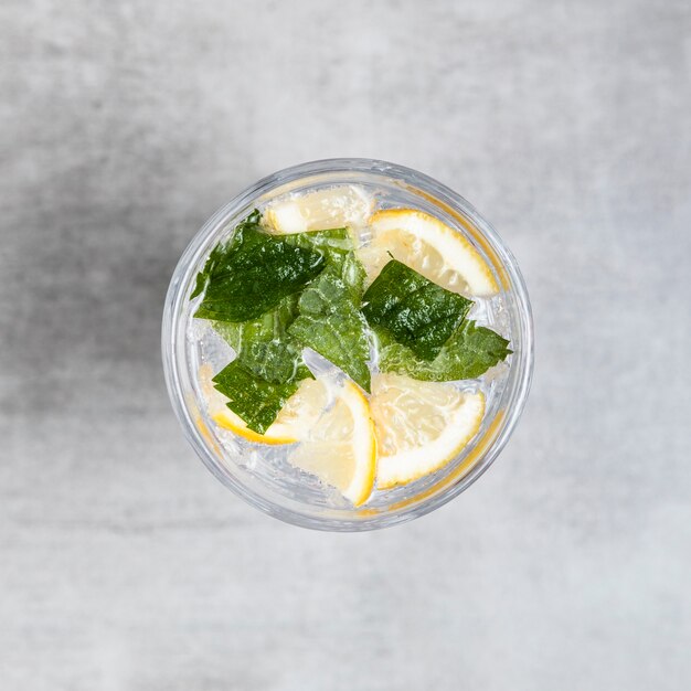 Nahaufnahme geschossen von der Limonade auf hölzernem Hintergrund