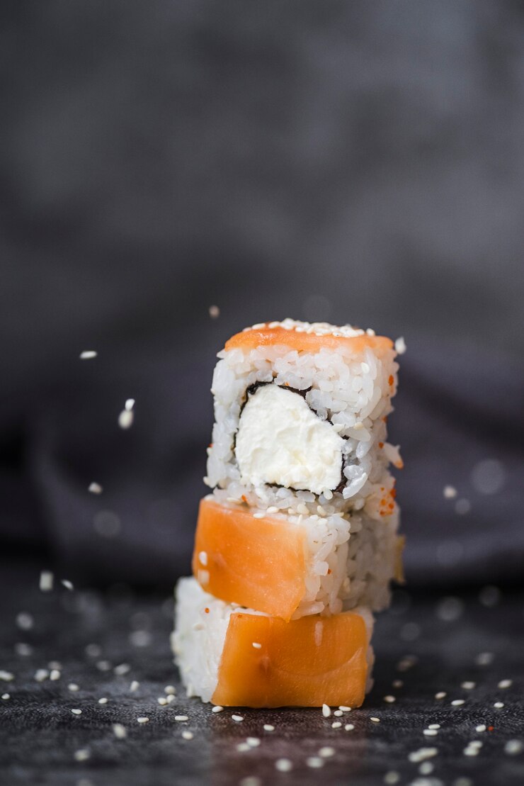 Kostenlose Foto nahaufnahme geschossen von vorangekommenen sushirollen