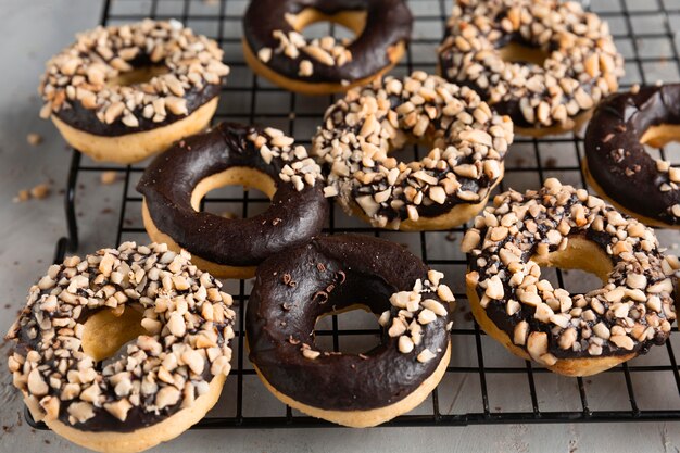 Kostenloses Foto nahaufnahme glasierte donuts