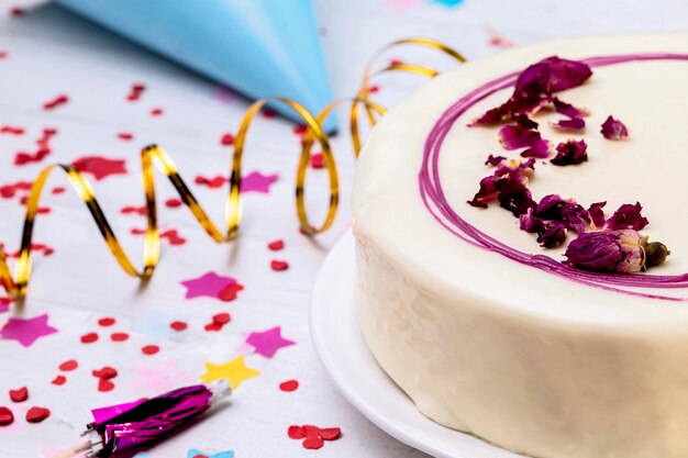 Nahaufnahme glasierter Kuchen auf Tisch